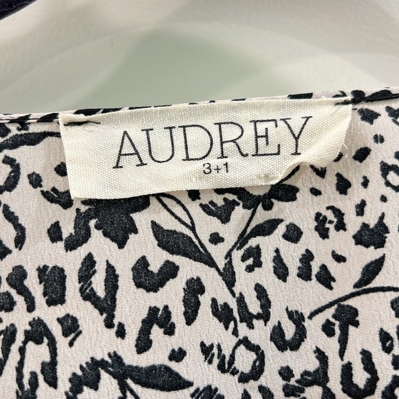 Audrey 3+1 Bell sleeve crop top - Picture 2 of 4